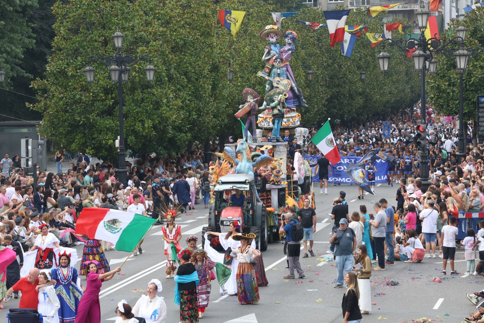 El desfile del Día de América en Asturias 2025, en imágenes