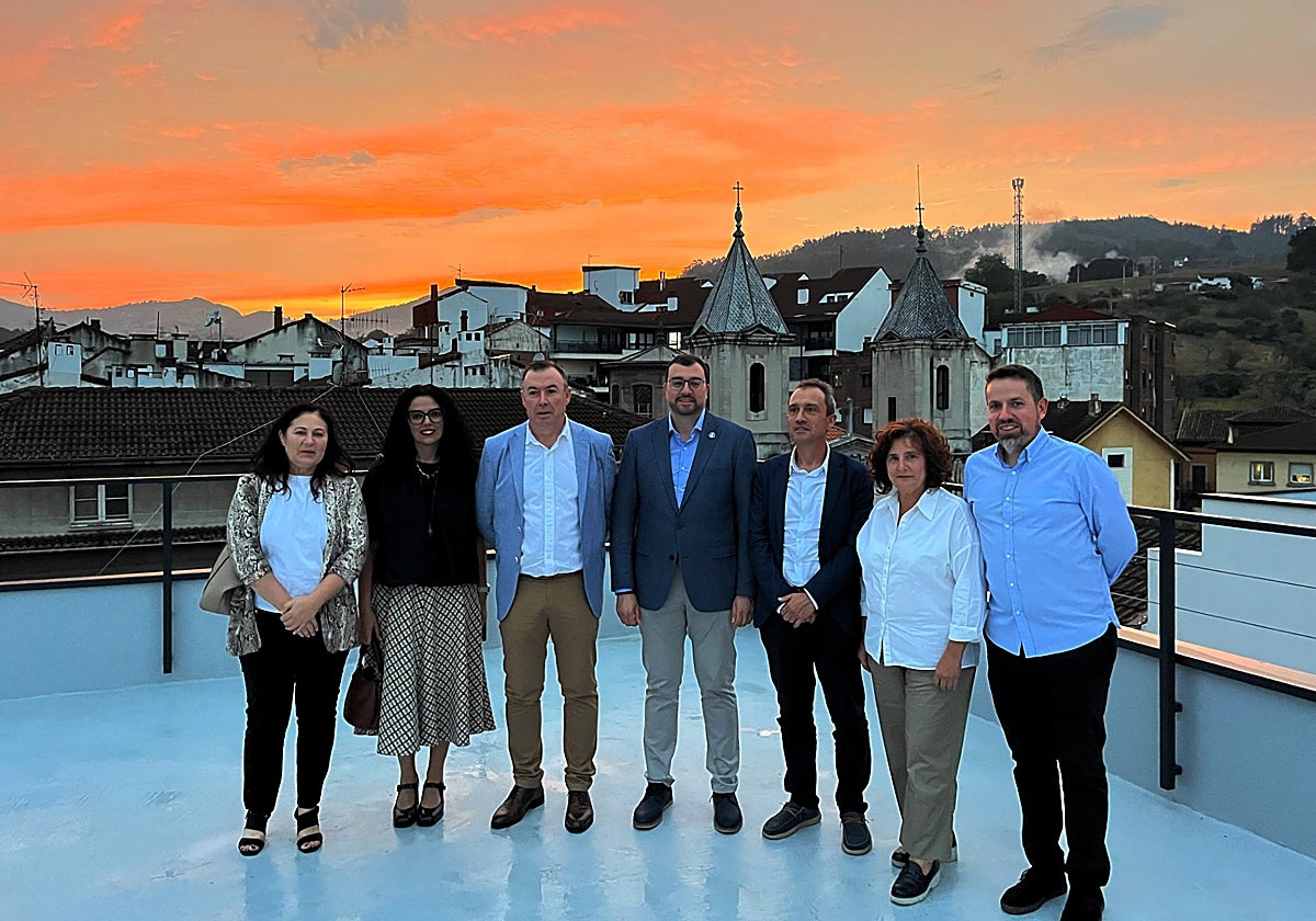 La viceconsejera de Justicia, Encarnación Vicente; la consejera de Cultura, Vanessa Gutiérrez; el alcalde de Grado, José Luis Trabanco, el presidente del Principado, Adrián Barbón; el consejero de Ordenación del Territorio, Ovidio Zapico; la viceconsejera de Derechos Ciudadanos, Beatriz González; y el edil Diego García.