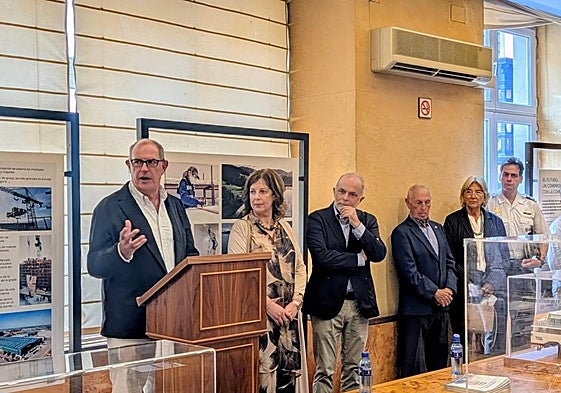 Álvaro Platero, en la inauguración de la exposición en la Cámara de Comercio de Oviedo.