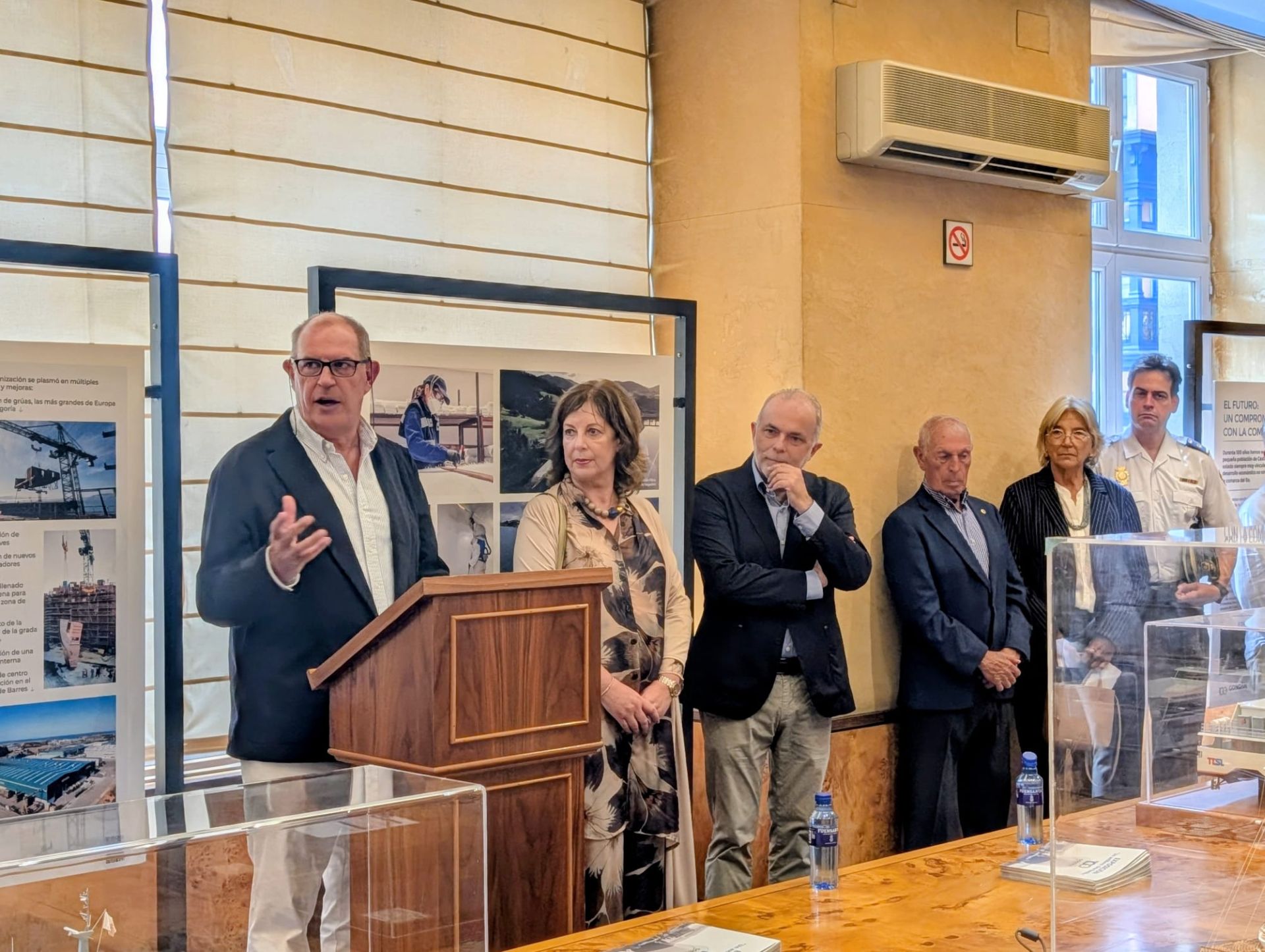 Álvaro Platero, en la inauguración de la exposición en la Cámara de Comercio de Oviedo.