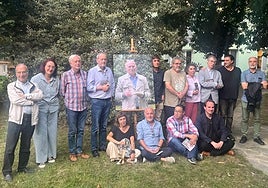 José Luis García Martín, Isabel Marina, Pedro Luis Menéndez, José Luis Argüelles, Juan Suárez, Ángel Alonso, Ángeles Carbajal, Javier Almuzara, Antonio Manilla y Francisco Alba. Sentados, Lourdes Álvarez, César Iglesias, Cristian David López y Carlos Iglesias. En el centro, una fotografía de Xuan Bello, en el mismo lugar, recitando poesía.