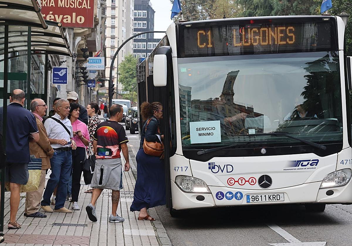 Usuarios de TUA acceden este viernes a uno de los autobuses de servicios mínimos.