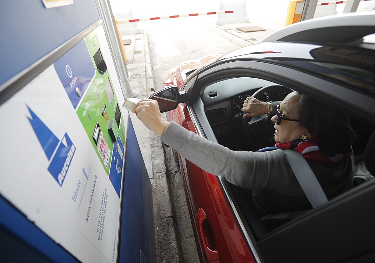 Una conductora, en el peaje del Huerna.