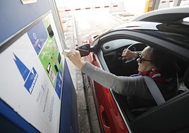 Una conductora, en el peaje del Huerna.
