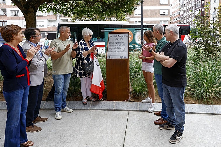 Desde la izquierda, la alcaldesa de Gijón, Carmen Moriyón, el director de EL COMERCIO, Ángel M. González, y la familia de José Antonio Rodríguez Canal junto a la nueva placa descubierta en los jardines.