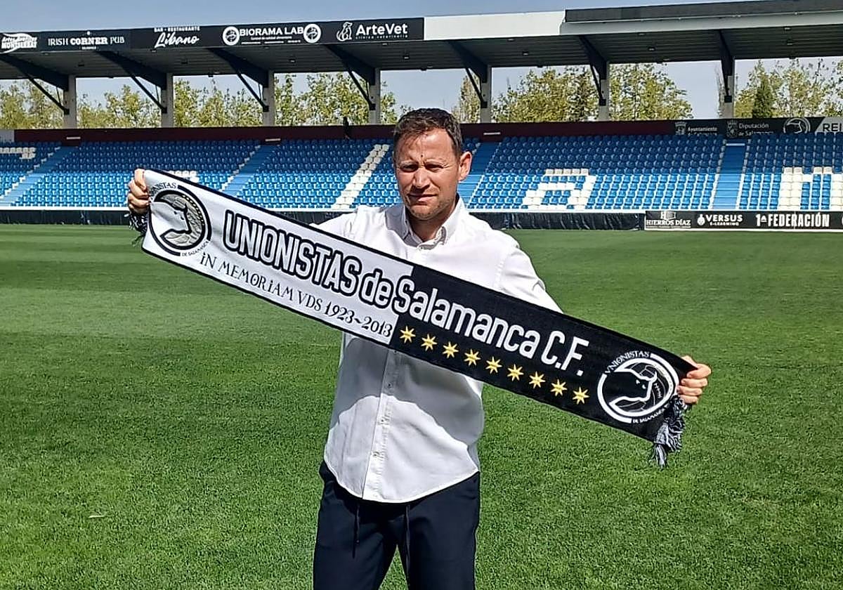 Mario Simón posa con la bufanda de Unionistas de Salamanca.