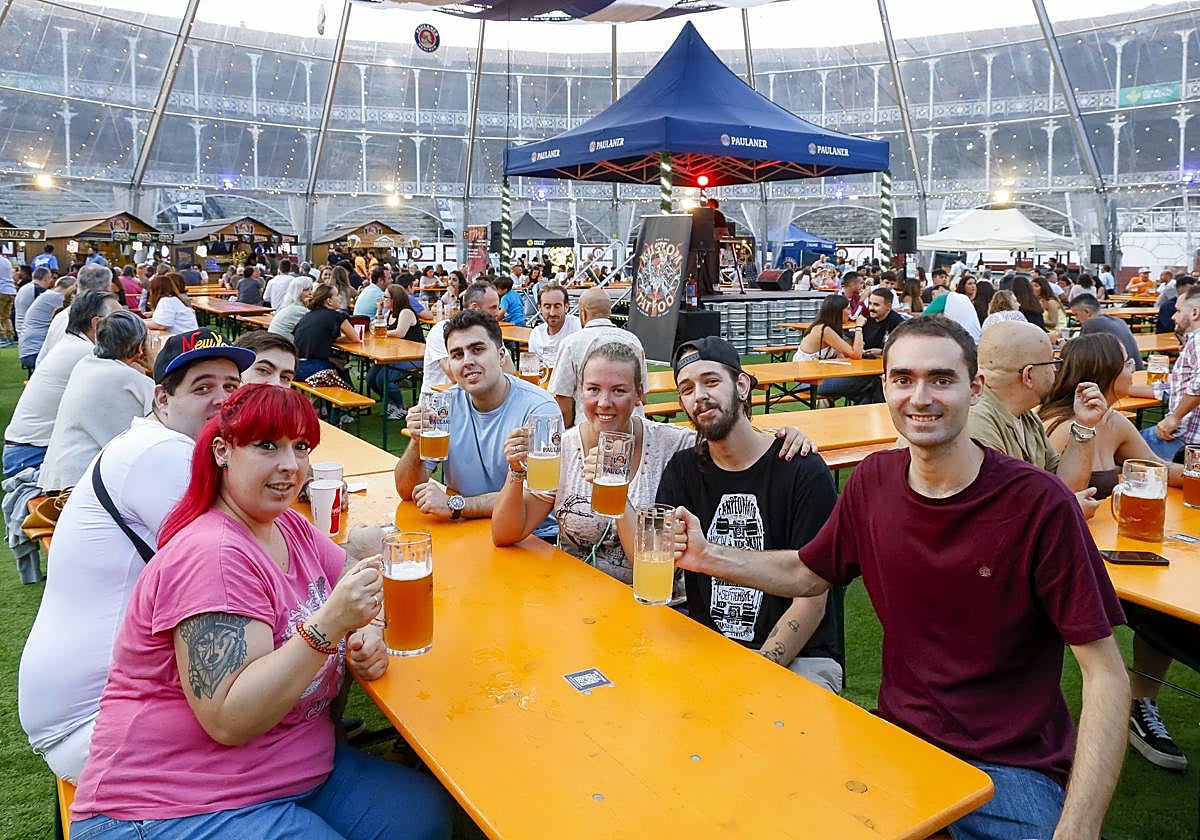 Un grupo de jóvenes disfruta del Oktoberfest, con un animado ambiente, en la plaza de toros.