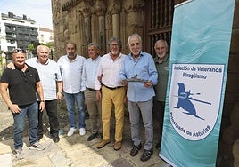 José Seguín recibe su premio junto a excompañeros y amigos en la iglesia vieja de Sabugo, en Avilés.