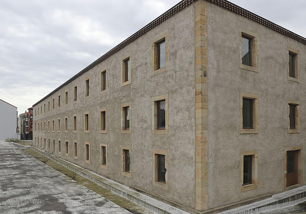 Vista de la parte trasera del antiguo edificio de Tabacalera, en Cimavilla, al que en 2026 el Ayuntamiento dedicará 3,5 millones de euros para iniciar las obras de su conversión en Centro de Arte.