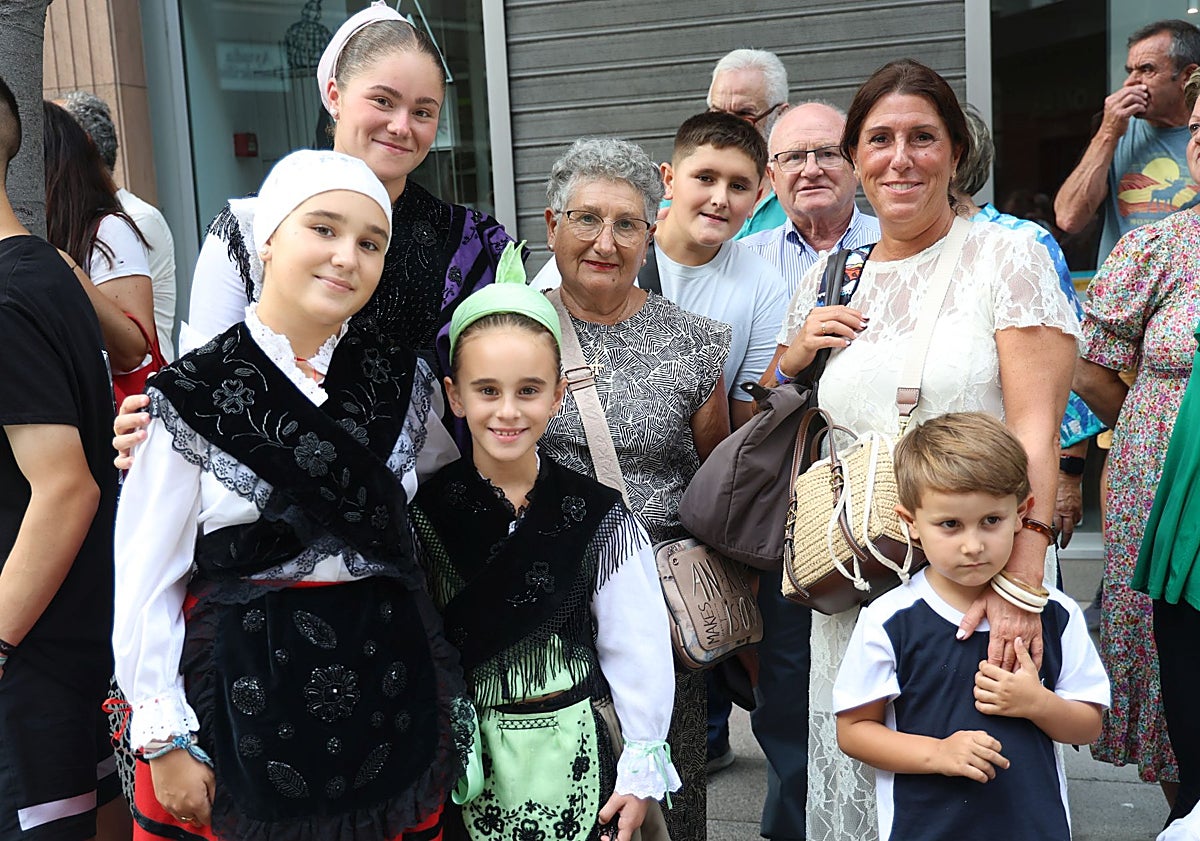 Imagen principal - De Valdesoto, Oviedo y Colombia; todos querían seguir el desfile.