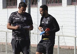 Dani Vidal charla con su segundo entrenador, José Luis Deus, en La Toba.