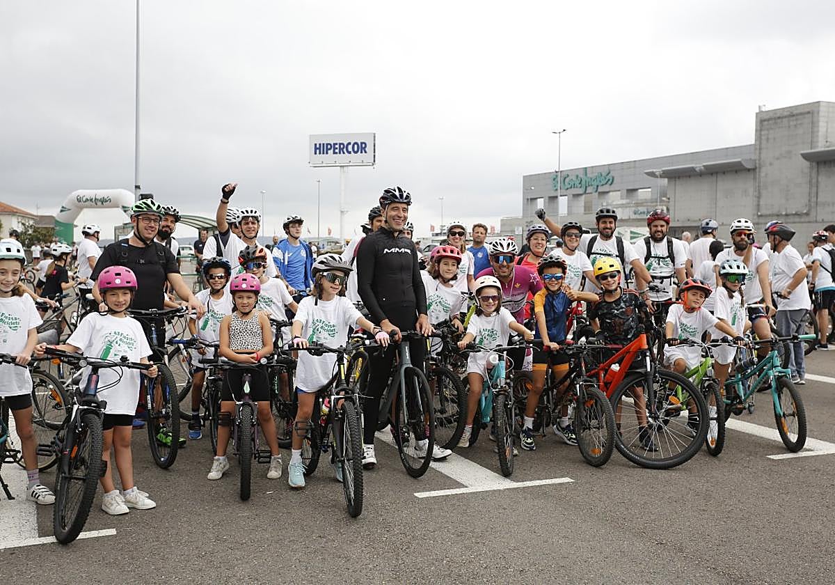 Chechu Rubiera apadrinó el inicio de la Fiesta de la Bicicleta y realizó una parte del itinerario con los participantes.