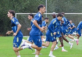 Última sesión.Los futbolistas del Real Oviedo hacen un ejercicio durante el calentamiento.