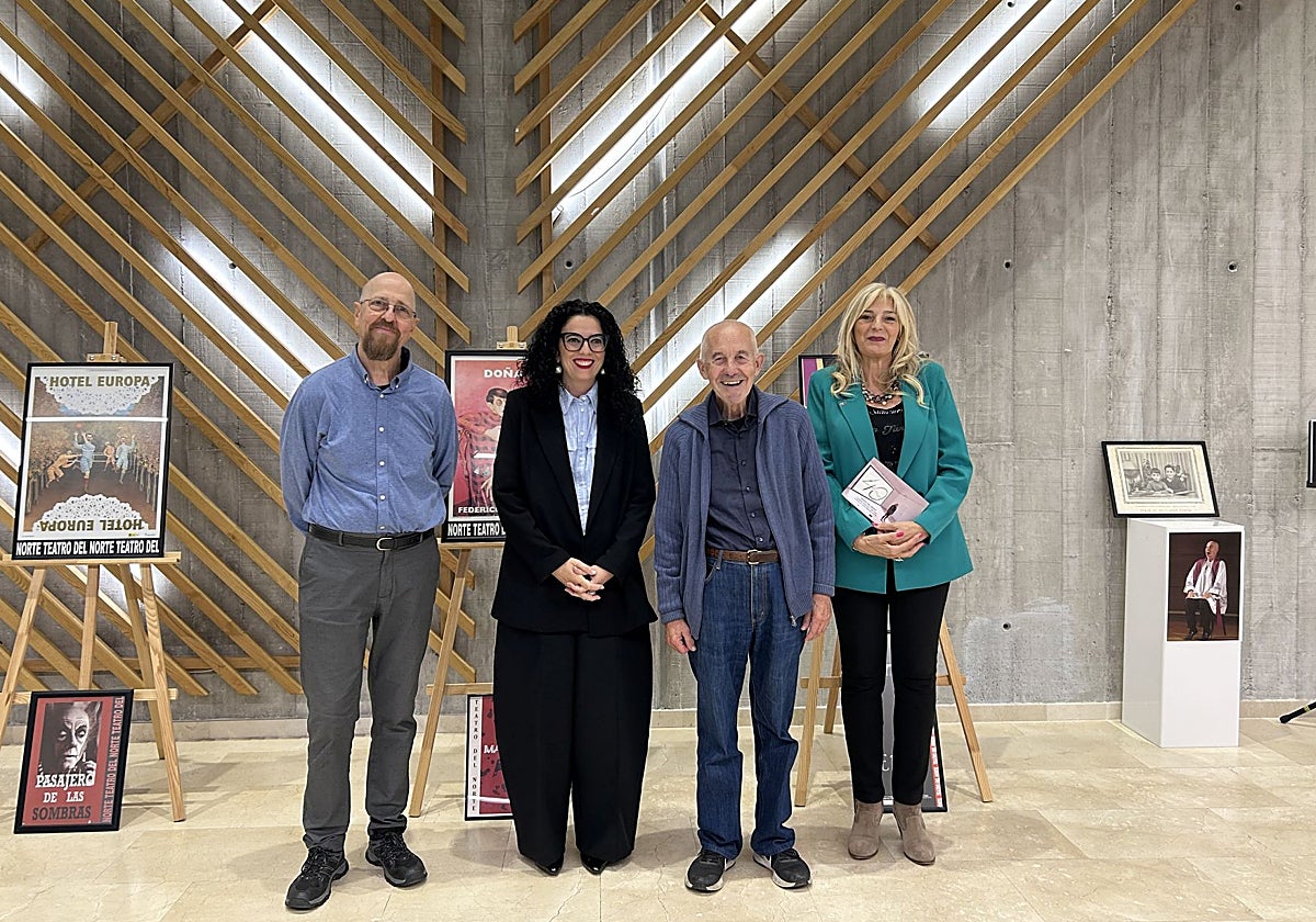Antonio Sarrió, de Cambaleo Teatro; la consejera de Cultura, Vanessa Gutiérrez; el director de Teatro del Norte, Etelvino Vázquez, y la edil de Cultura de Siero, Aurora Cienfuegos