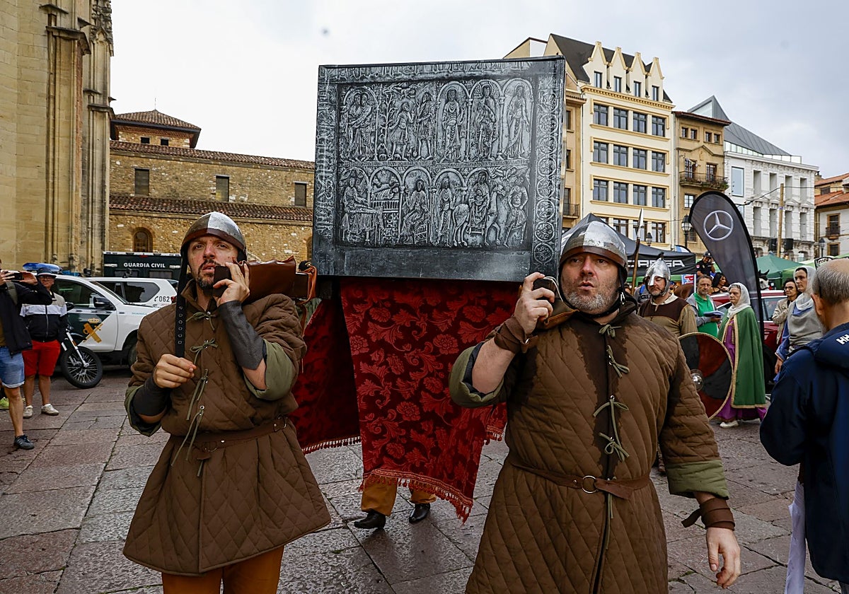 El Arca Santa 'vuelve' a la Catedral de Oviedo.