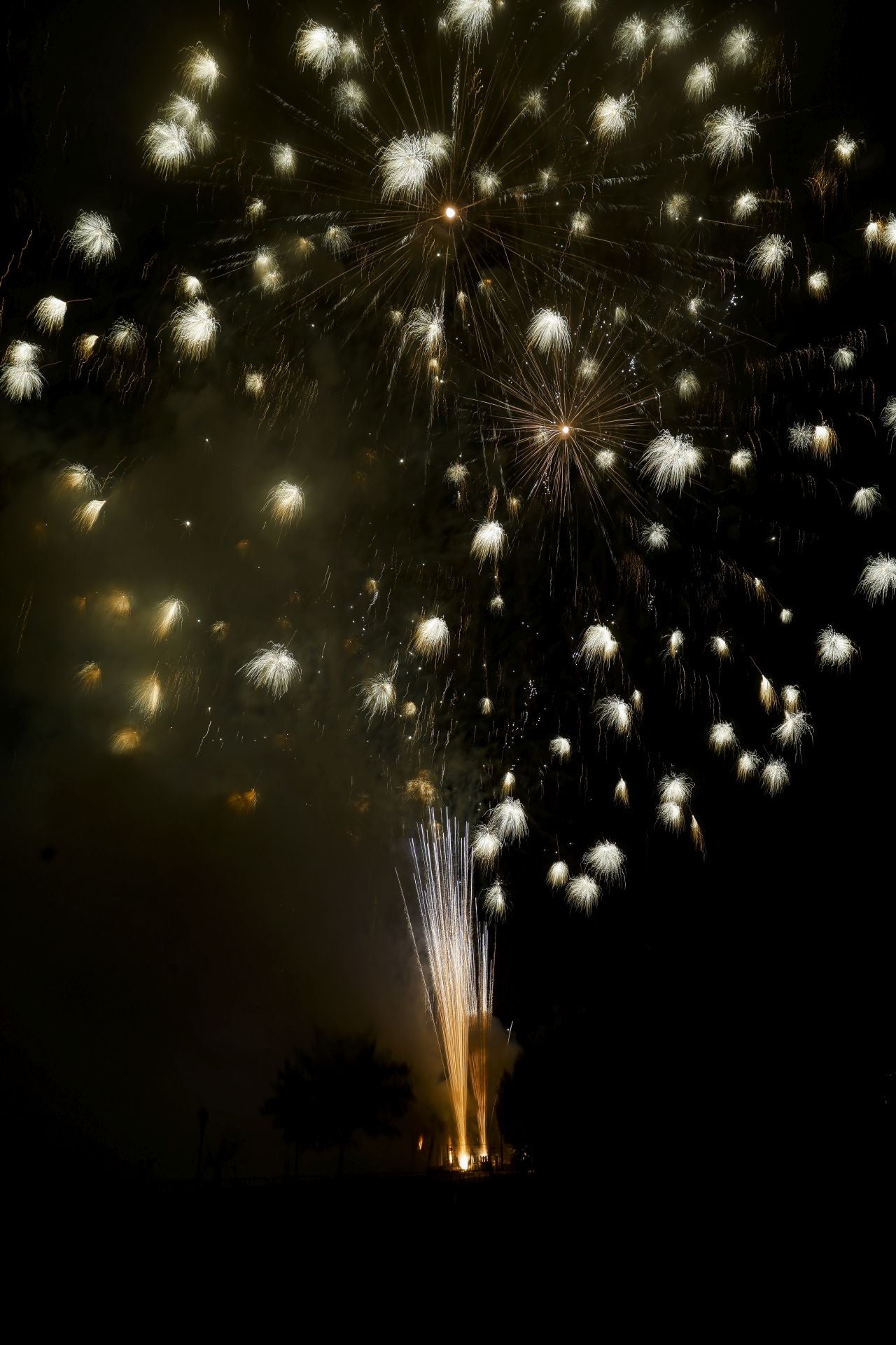 Oviedo estalla en su gran noche de fuegos artificiales