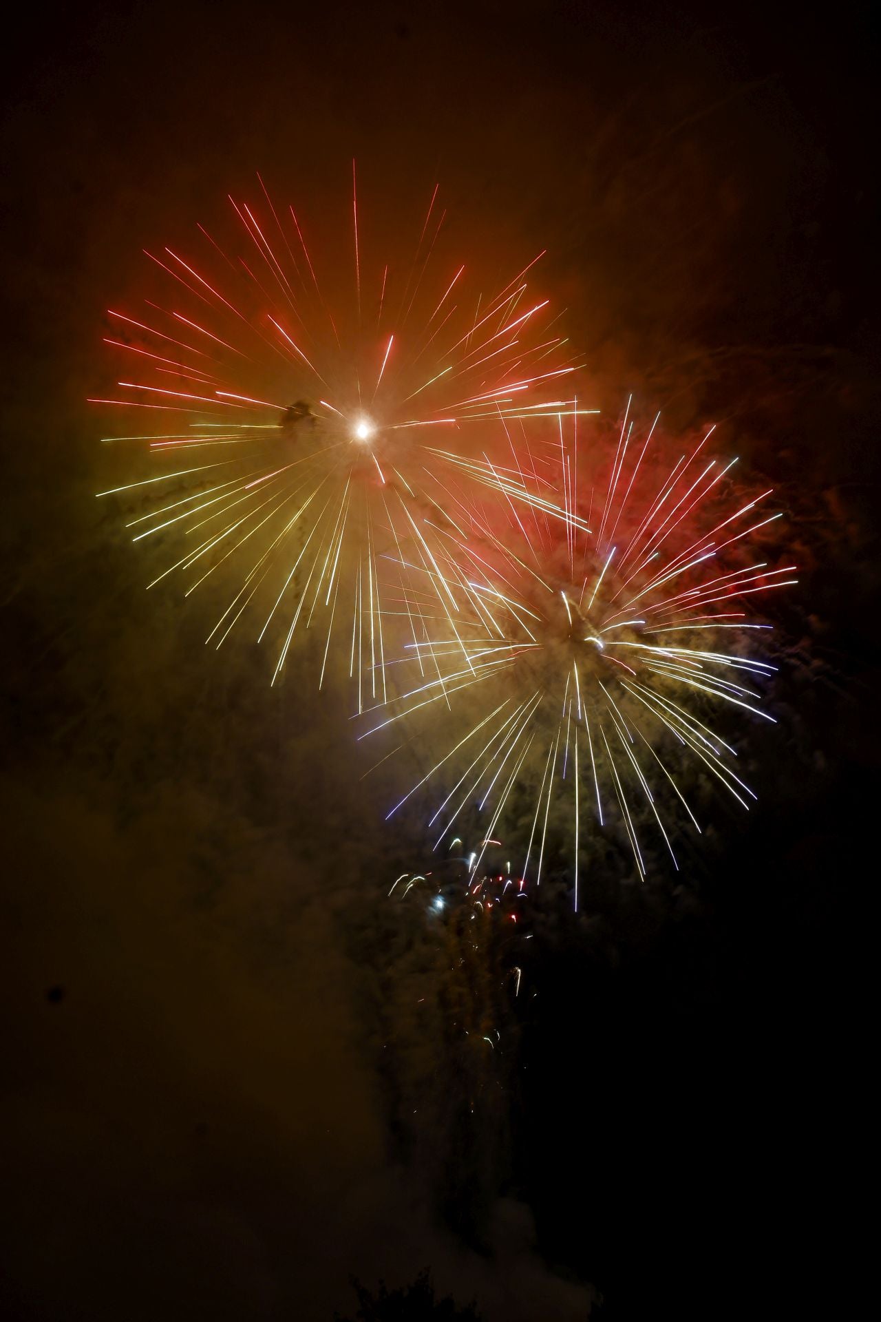 Oviedo estalla en su gran noche de fuegos artificiales
