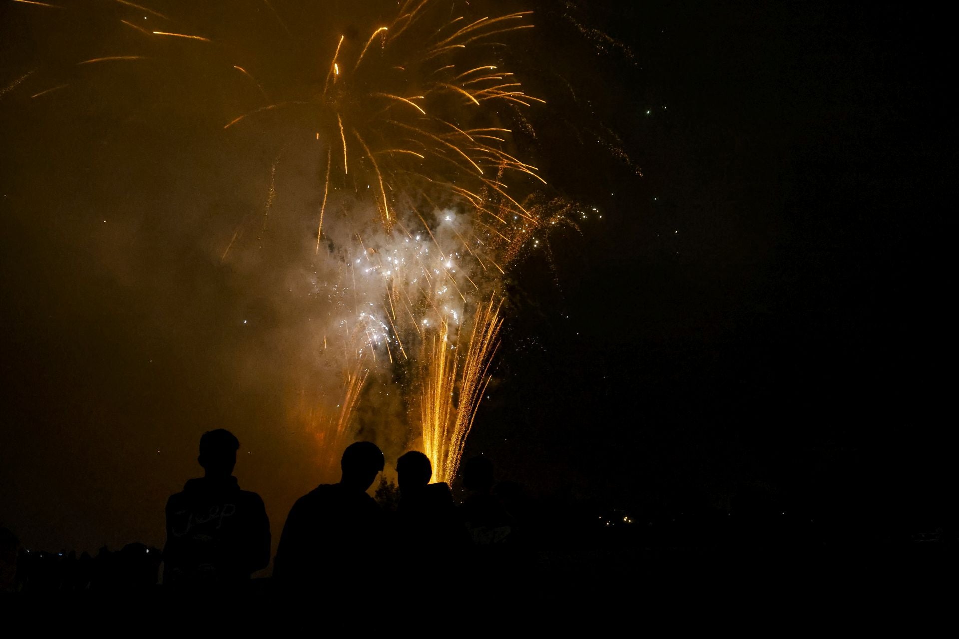 Oviedo estalla en su gran noche de fuegos artificiales