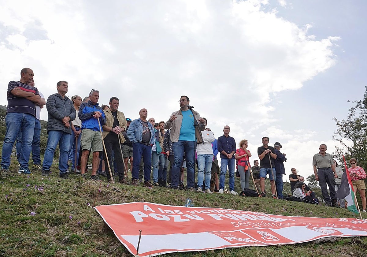 Adrián Barbón, durante su intervención en el acto de homenaje a las víctimas del Pozu Funeres