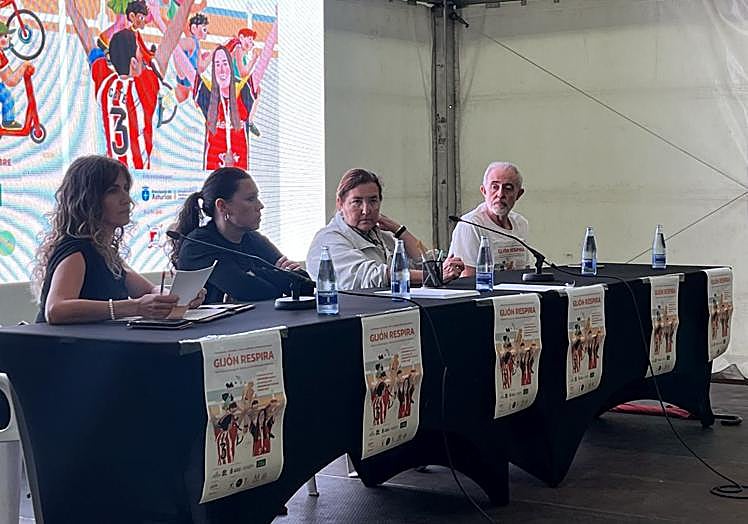 La presentadora del acto, Arancha, junto a Nuria Rodríguez, María José Cuervo y Manuel Cañete, en la carpa instalada en el Náutico.