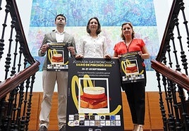 Pedro Fernández, de la empresa organizadora de Siero de Pinchos; Patricia Antuña, edil de Comercio y Hostelería de Siero; y Amelia Areces, responsable del Servicio de Promoción Económica y Desarrollo Local del concejo.