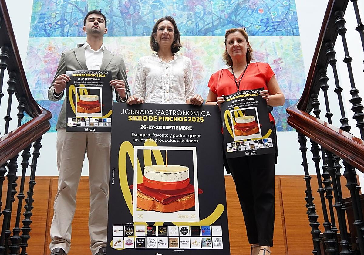 Pedro Fernández, de la empresa organizadora de Siero de Pinchos; Patricia Antuña, edil de Comercio y Hostelería de Siero; y Amelia Areces, responsable del Servicio de Promoción Económica y Desarrollo Local del concejo.