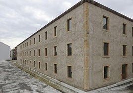 Vista de la parte trasera del antiguo edificio de Tabacalera, en Cimavilla, al que en 2026 el Ayuntamiento dedicará 3,5 millones de euros para iniciar las obras de su conversión en Centro de Arte.
