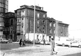El derribo del edificio del hotel Saboya, propiciaba esta singular imagen de la plaza de Italia, en abril de 1975.