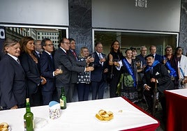 la Corporación municipal junto al presidente de la SOF (sexto por la izquierda), Mateín y las reinas de las fiestas, en la plaza de España.