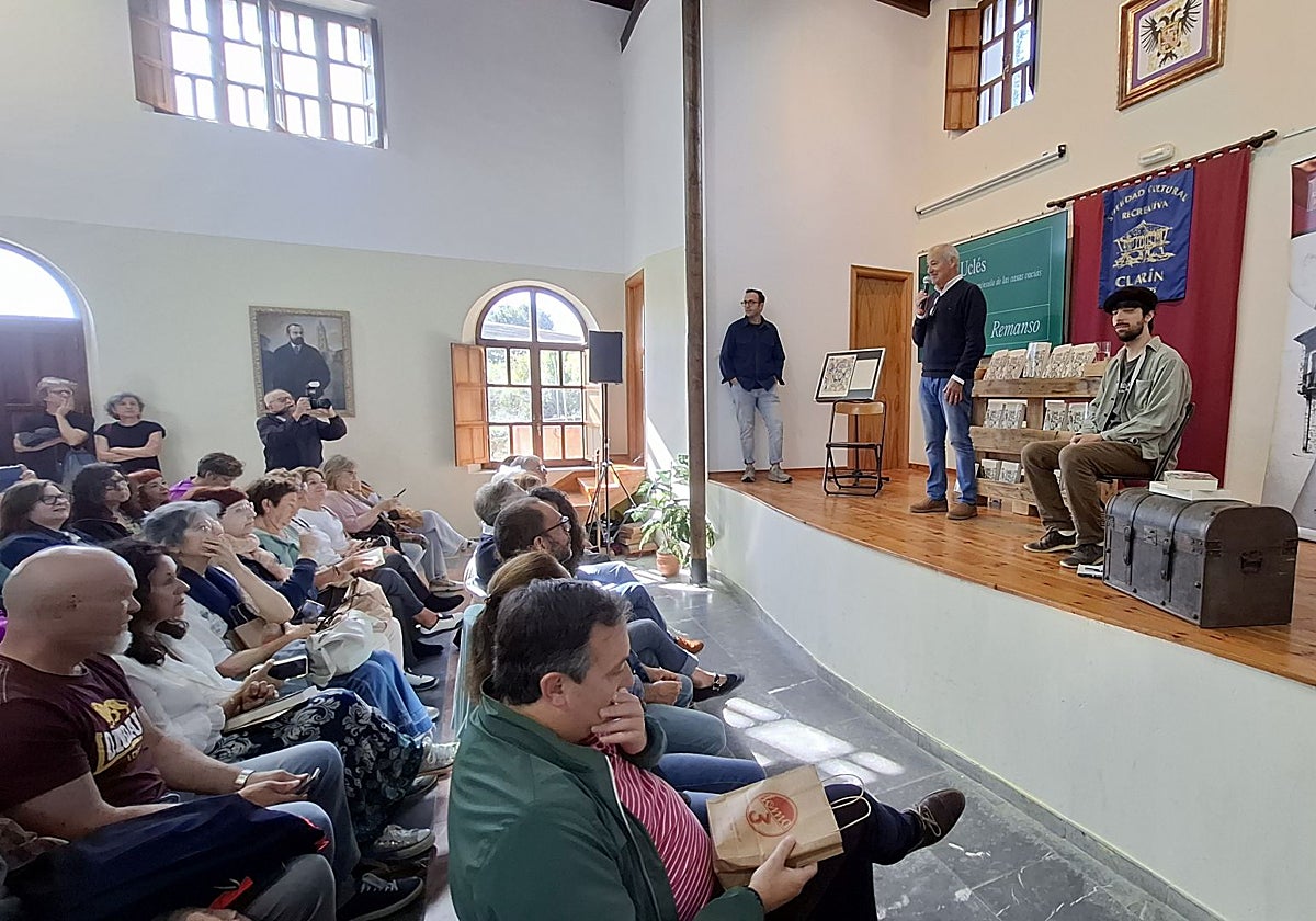 El presidente de la Sociedad Clarín, Pepe Pardo, presenta al escritor David Uclés en la sede de la entidad, Quintes