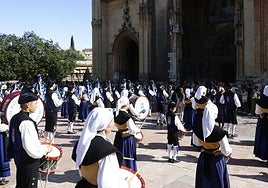 La Banda de Gaitas Ciudad de Oviedo, ante la Catedral, este mediodía.