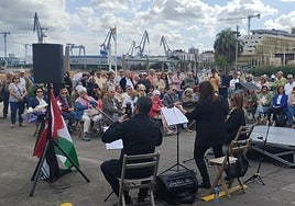Asistentes al homenaje a los niños de la guerra, este domingo, en la explanada de la playa de El Arbeyal, en Gijón.