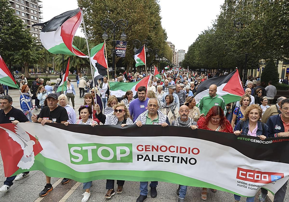 Imagen principal - Gijón sale a la calle en apoyo al pueblo palestino