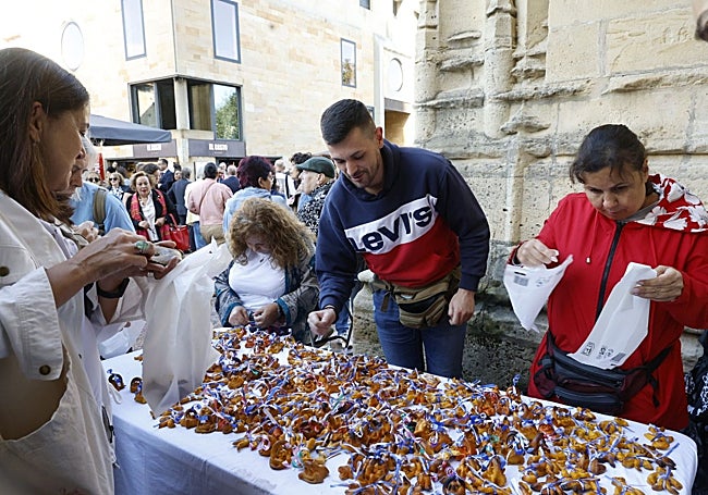 Las paxarinas, a la venta a las puertas de la Catedral.
