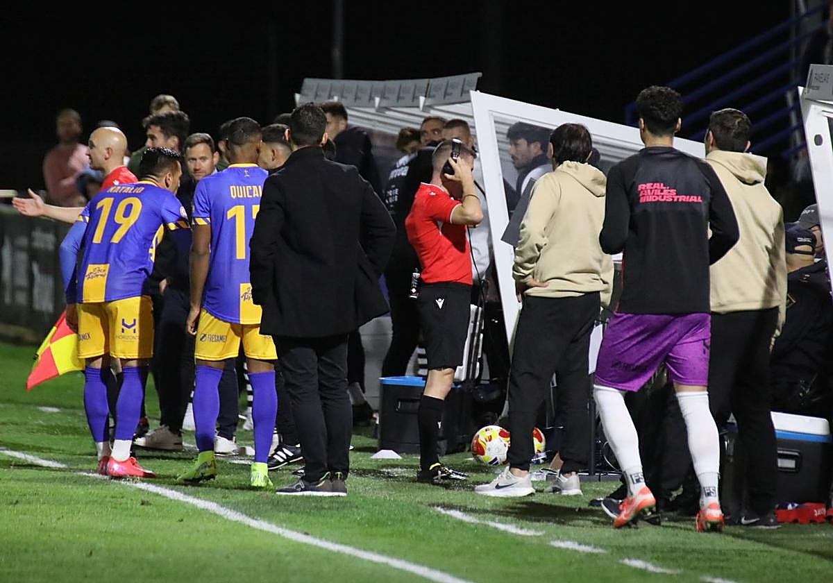 Natalio pide explicaciones al cuarto árbitro mientras el colegiado madrileño Fernando Bueno revisa la jugada del penalti que detiene Álvaro.