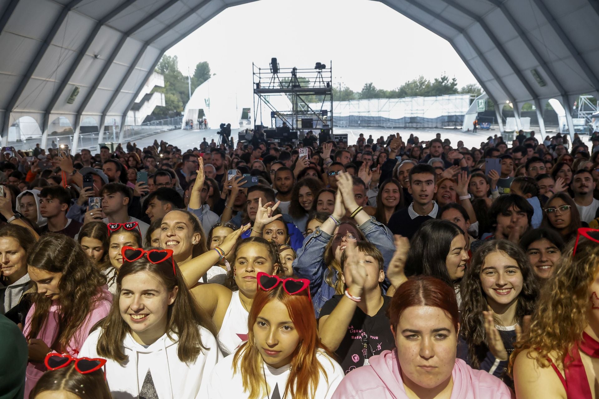 Lennis, Vicco, Chiara y Chanel cierran los conciertos de San Mateo con mucho ritmo latino
