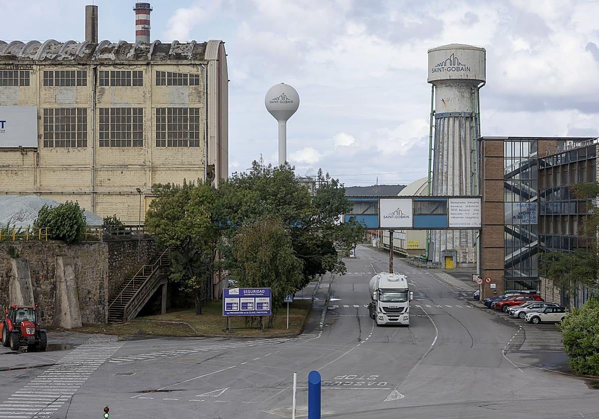 Acceso a la fábrica de Saint-Gobain en Avilés.