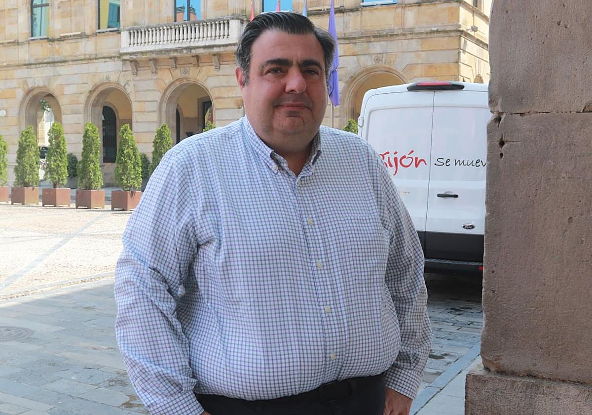 Pelayo Barcia, presidente de EMTUSA, en la plaza Mayor de Gijón.