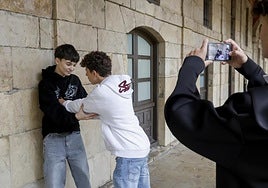 Rubén y Nicolás interpretan una escena mientras Ángel les graba con su teléfono móvil