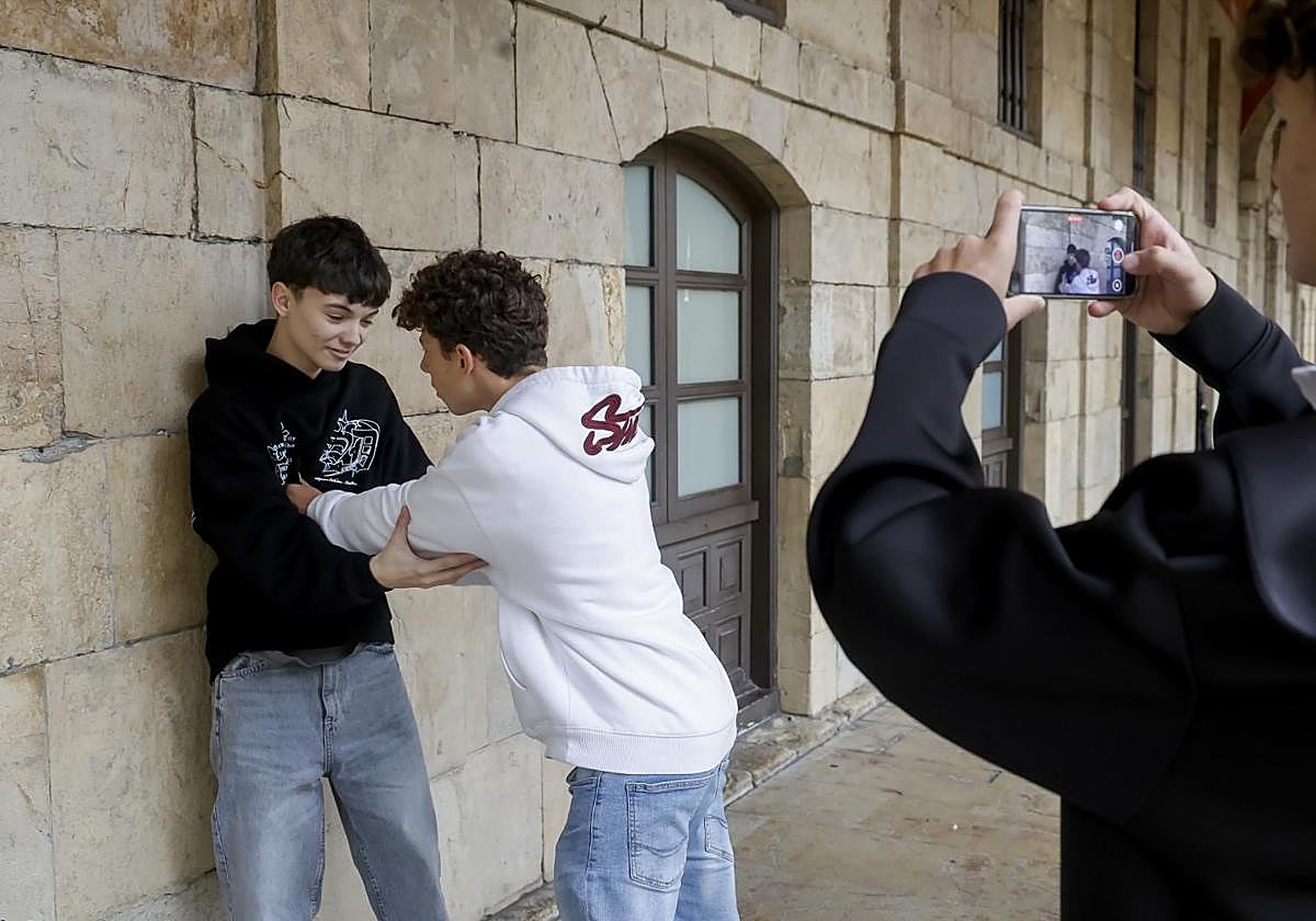 Rubén y Nicolás interpretan una escena mientras Ángel les graba con su teléfono móvil