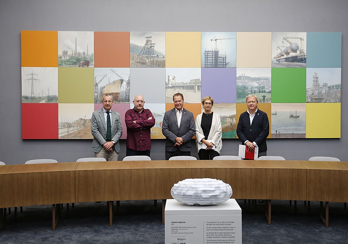 Pedro López Ferrer, Pelayo Ortega, Félix Baragaño, Lucía Peláez y Alvaro Alonso Ordás con el mural que preside el salón de plenos cameral.