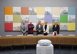 Pedro López Ferrer, Pelayo Ortega, Félix Baragaño, Lucía Peláez y Alvaro Alonso Ordás con el mural que preside el salón de plenos cameral.