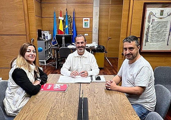 La portavoz de IU Tere Álvarez, con el alcalde, Ángel García, 'Cepi', y el edil Javier Rodríguez.