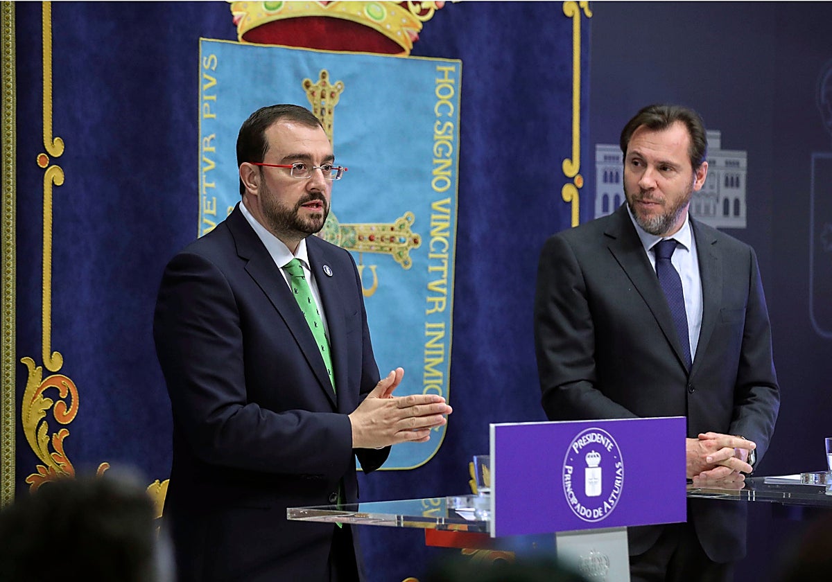Adrián Barbón y Óscar Puente, durante una visita del ministro de Transportes a Asturias.