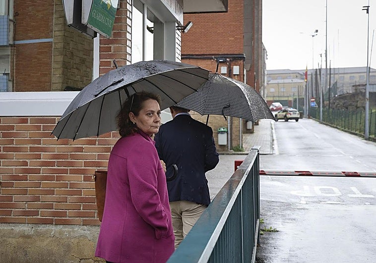 Magdalena B. entra en el cuartel de la Guardia Civil de Gijón ayer por la tarde, acompañada de su abogado.