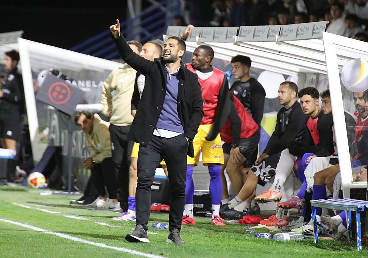 Dani Vidal da indicaciones durante el partido.