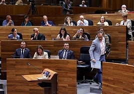 Ovidio Zapico, líder de IU y consejero de Ordenación del Territorio, se dispone a intervenir en el debate del año pasado.