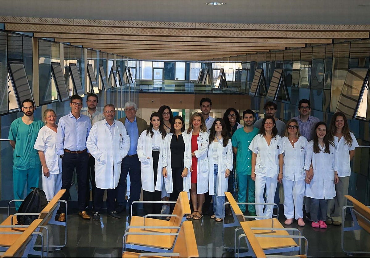 De izquierda a derecha, en primera fila, Jorge Olalla (MIR 5); Isabel Llamas (enfermera); David Vidal (médico adjunto); Daniel Camporro (jefe del servicio); María Sacido (MIR 5); María M. Ferradal (MIR 4); Clara Martín (médica adjunta); María Roldán (MIR 1); Jaime A. Grau (MIR 4); Julia Avello (enfermera); Gloria Fernández (TCAE); Cristina Cal (estudiante de 6º de Medicina); y María Tejada (estudiante de 6º curso). Detrás, Pablo Barrientos (MIR 4); Ángel Fueyo (jefe de sección); Elena G. del Pozo (médica adjunta); Sergio G. Cabeza (médico adjunto); Susana Carnero (médica adjunta); Jaime Barrettino (MIR 2); y Luis Romero (MIR 5).