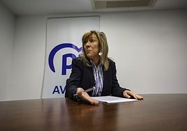 La parlamentaria nacional popular, Esther Llamazares, en una rueda de prensa, en abril de 2025