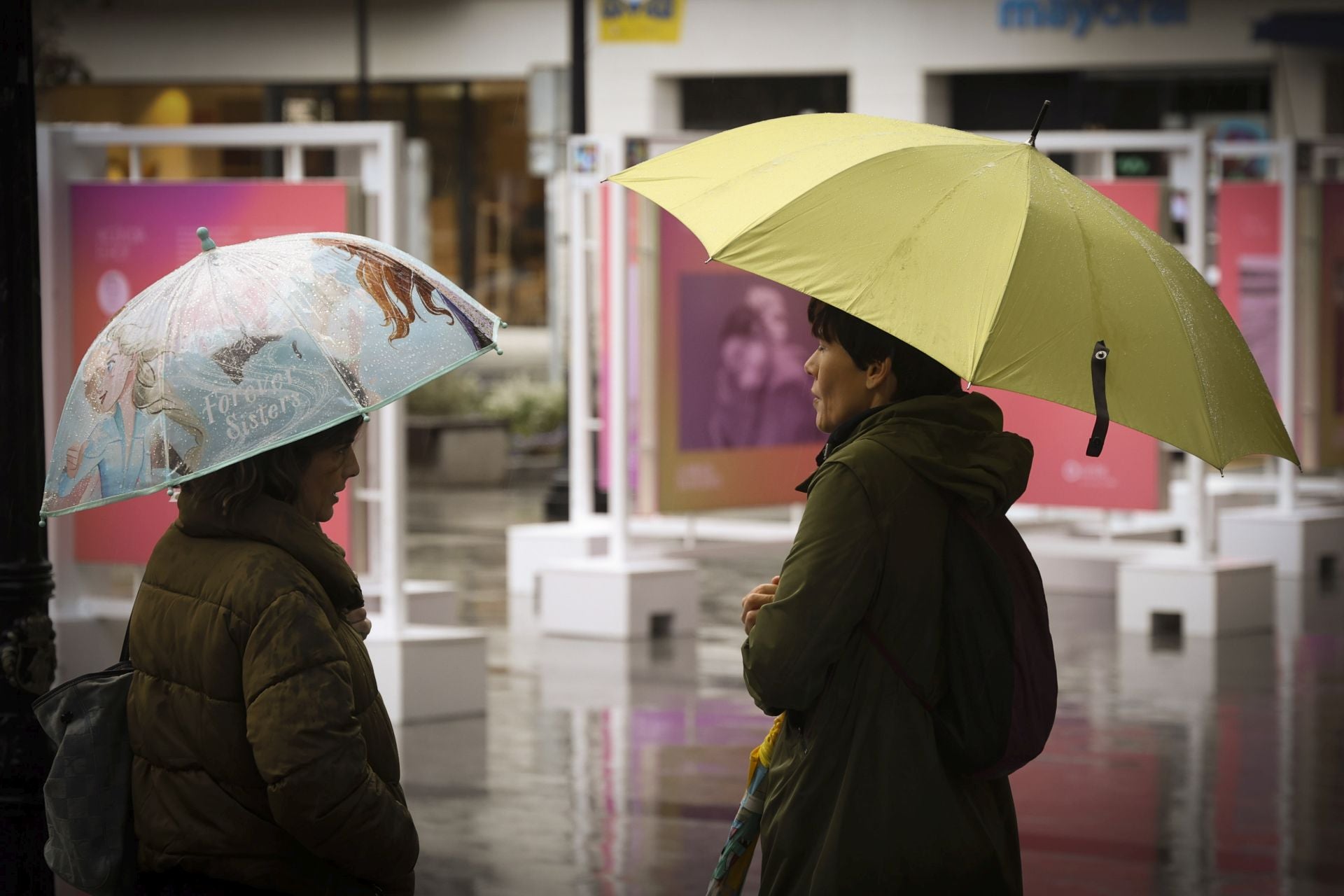Lluvia, frío y viento: las imágenes de cómo Asturias da la bienvenida al otoño